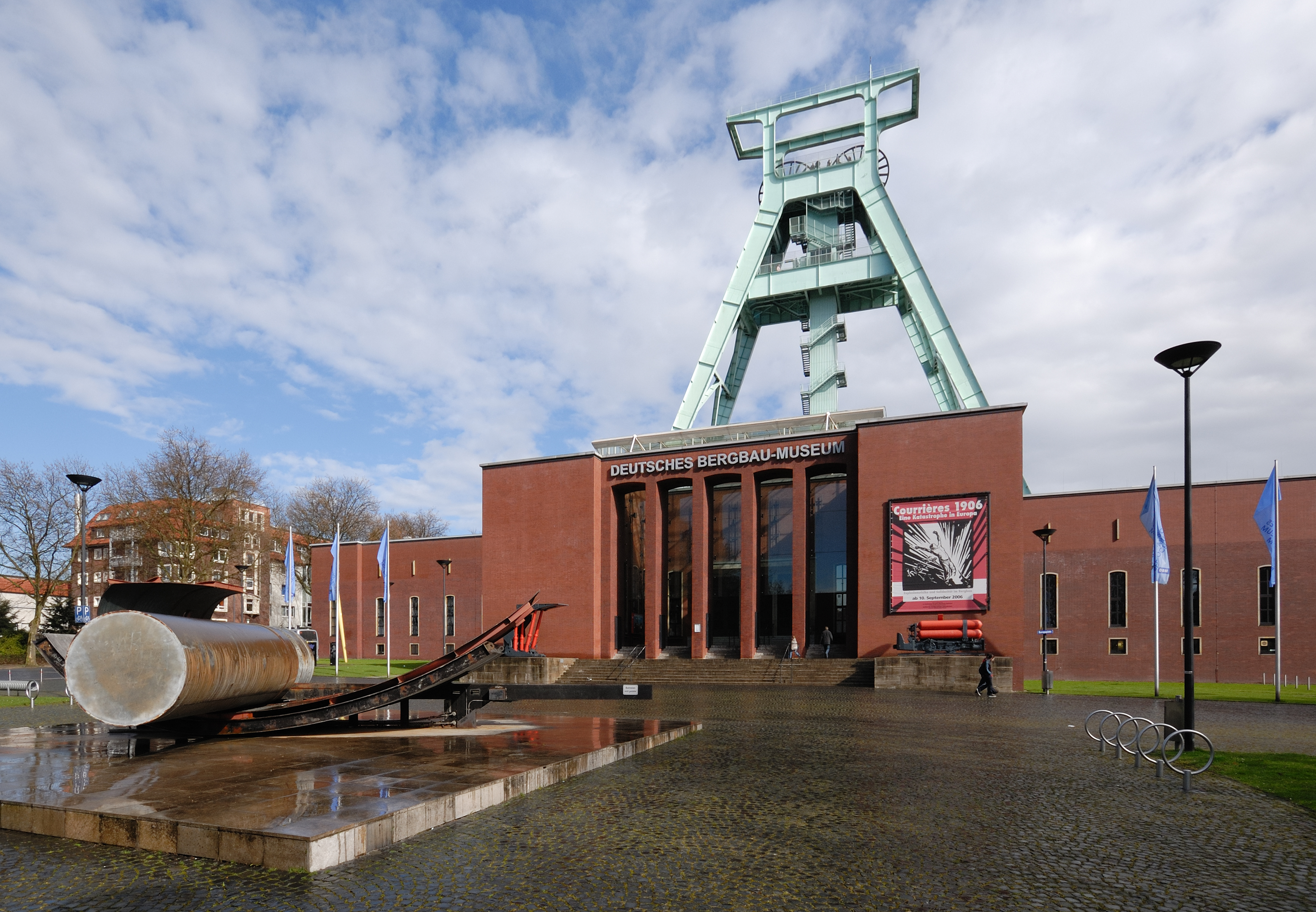 "Zu sehen ist die Eingangssituation des Deutschen Bergbau-Museums in Bochum mit Vorplatz und Eingangstor."